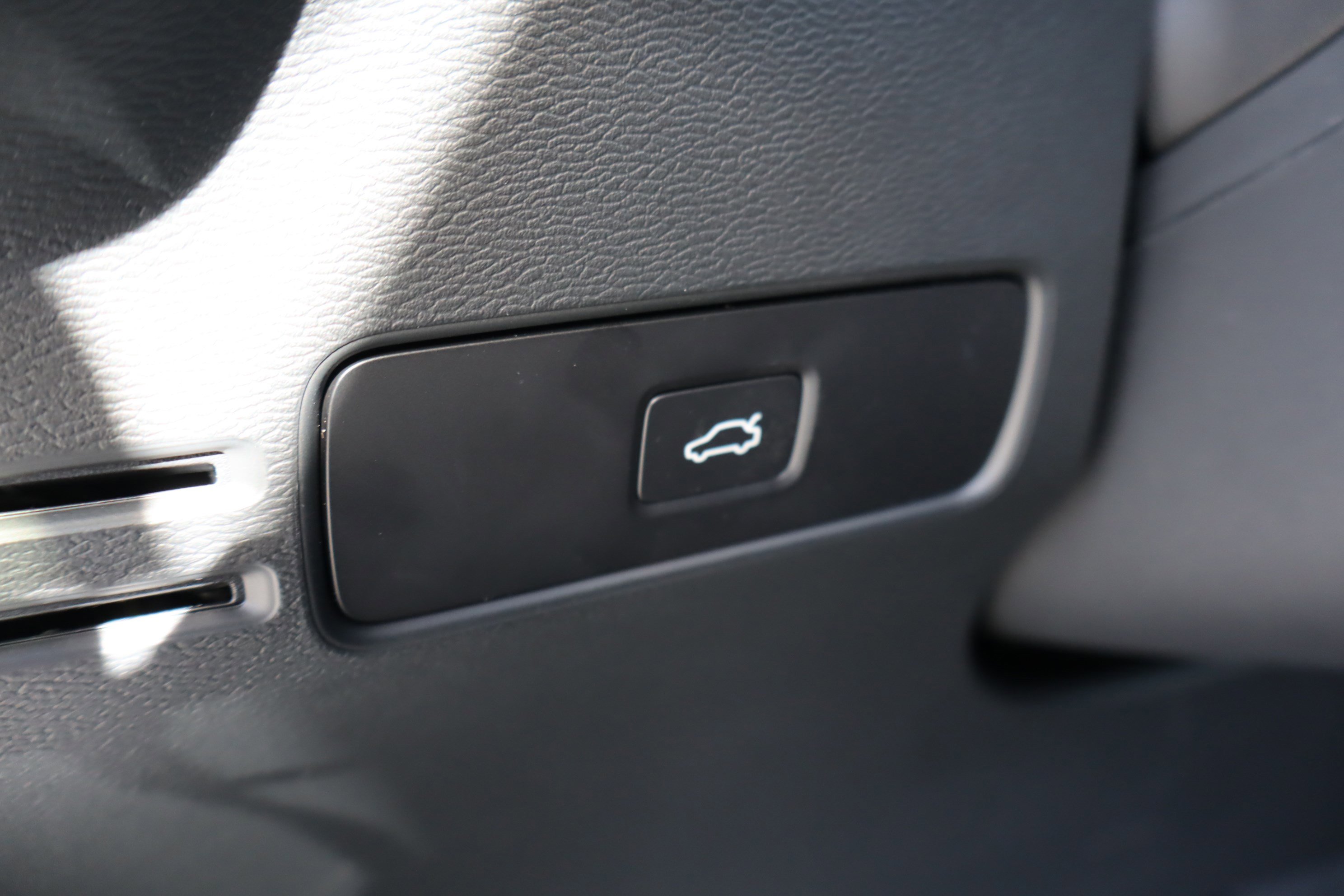 Used 2025 Volvo XC40 B5 Core image 19