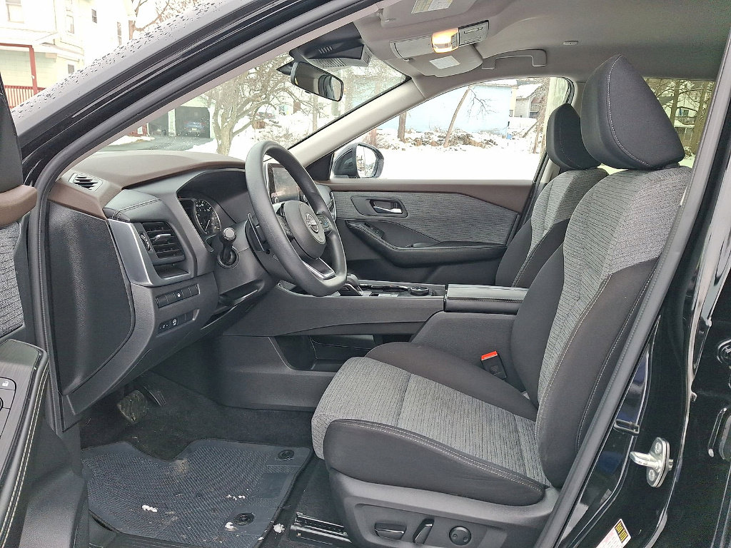 Used 2023 Nissan Rogue SV image 3