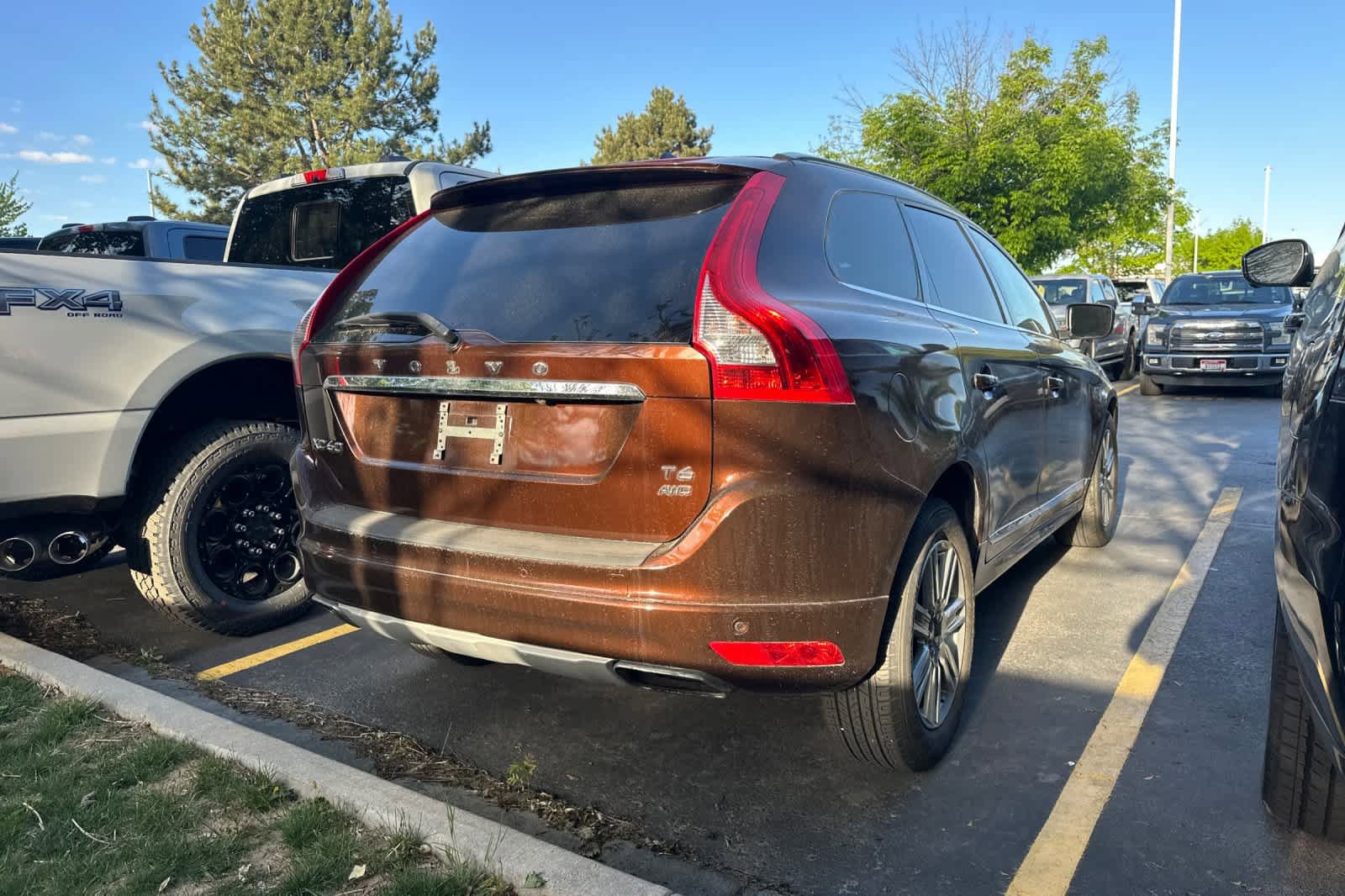Used 2016 Volvo XC60 T6 w/ Protection Package AWD/4WD image 4