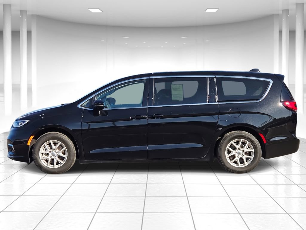 Used 2024 Chrysler Pacifica Touring-L image 6