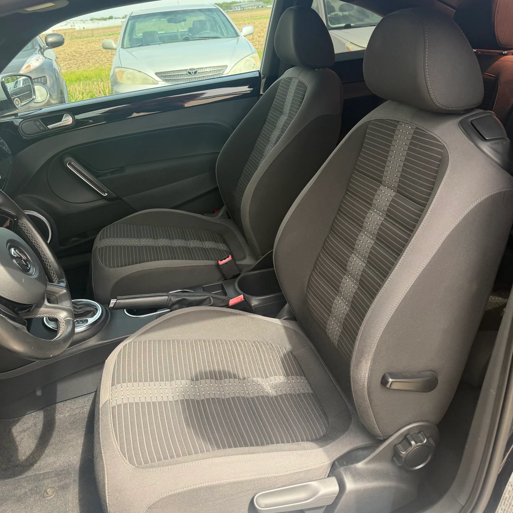 Used 2012 Volkswagen Beetle Launch Edition FWD image 5