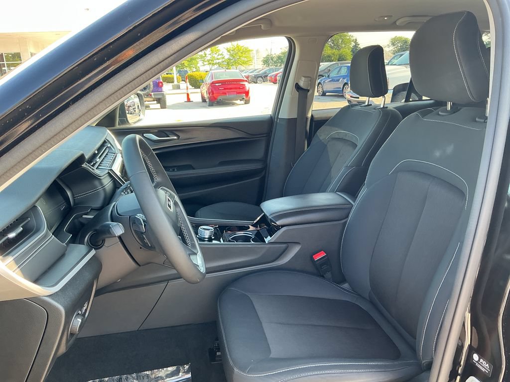 Certified 2023 Jeep Grand Cherokee Laredo AWD/4WD image 10