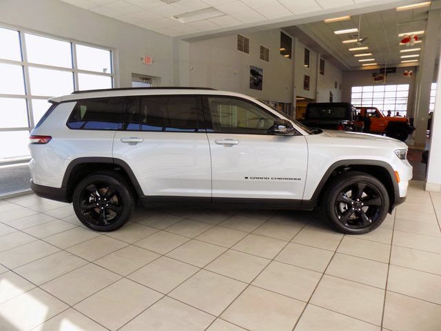 New 2024 Jeep Grand Cherokee L Altitude AWD/4WD image 7