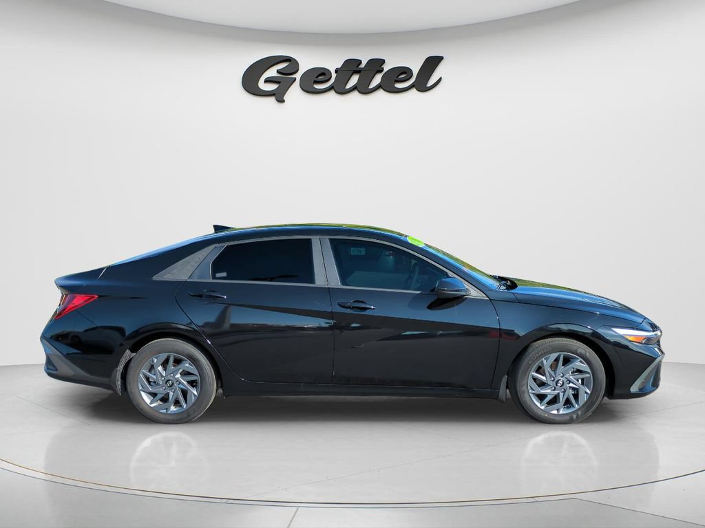 Certified 2024 Hyundai Elantra SEL FWD image 3