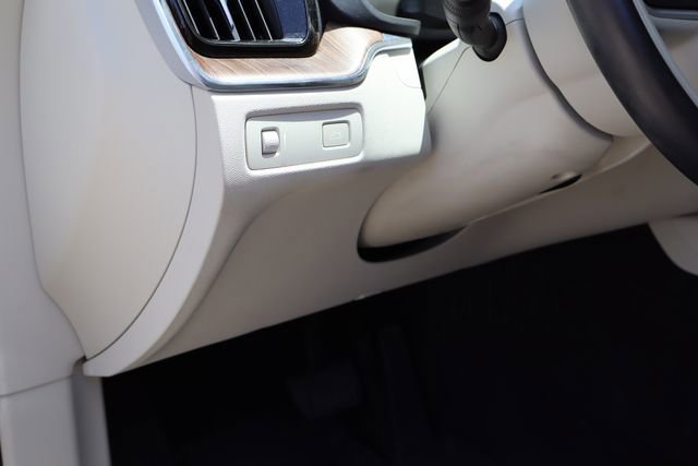 Used 2021 Volvo XC60 T5 Momentum w/ Advanced Package FWD image 25