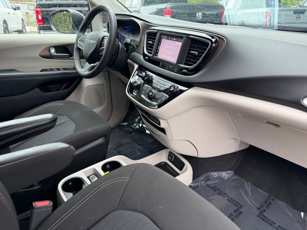 Used 2023 Chrysler Voyager LX FWD image 10