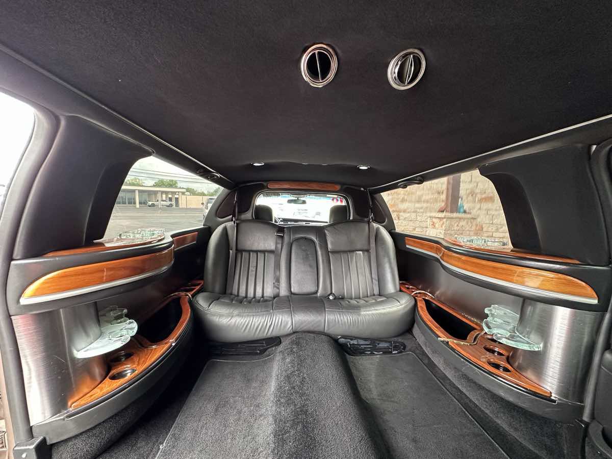 Used 2010 Lincoln Town Car Executive RWD image 8