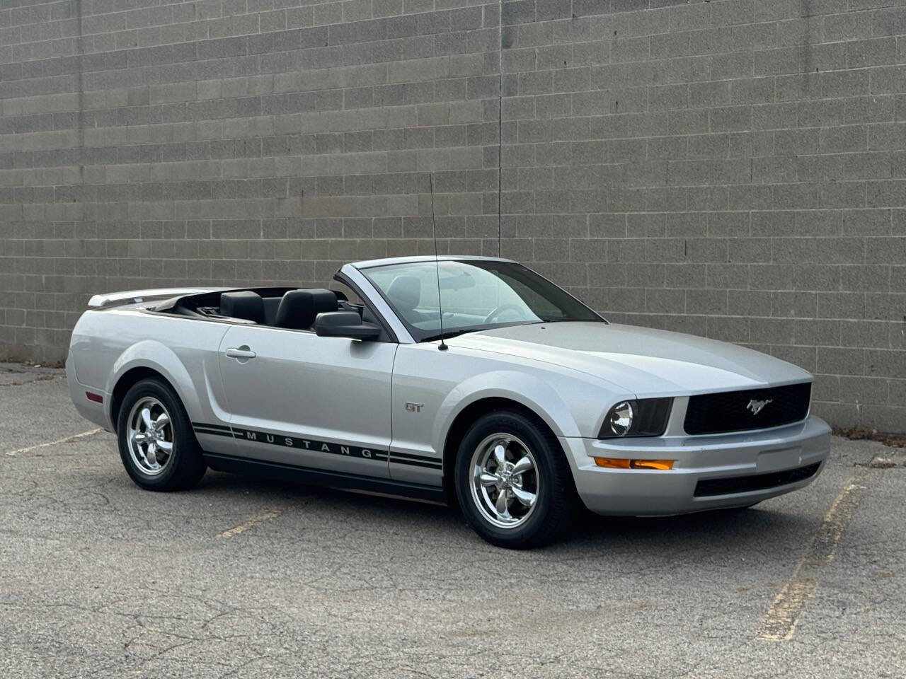Used 2005 Ford Mustang Convertible image 4