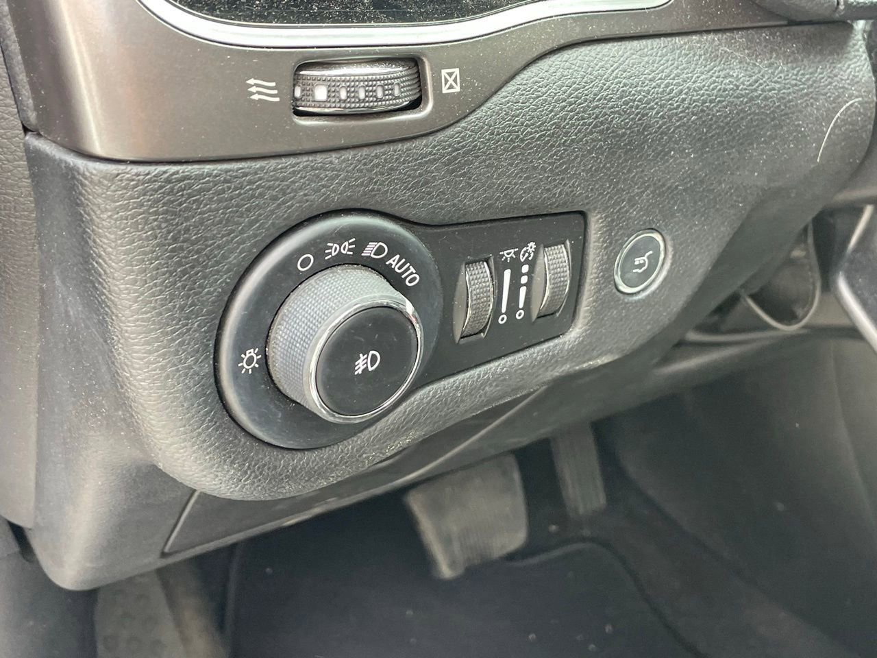 Used 2019 Jeep Cherokee Limited image 6