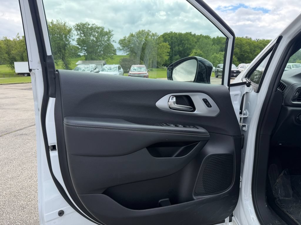 Used 2025 Chrysler Pacifica Limited FWD image 16