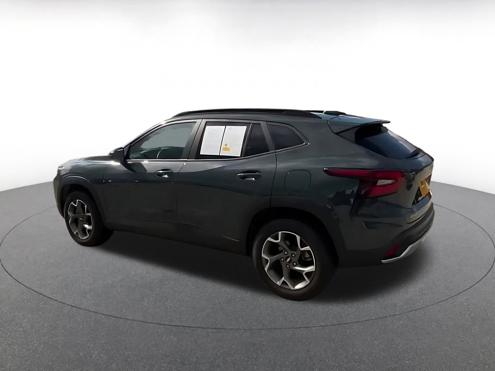 Used 2025 Chevrolet Trax LT FWD image 10