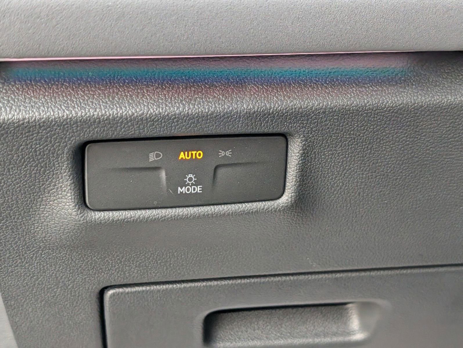 Used 2025 Volkswagen Tiguan SE AWD/4WD image 10