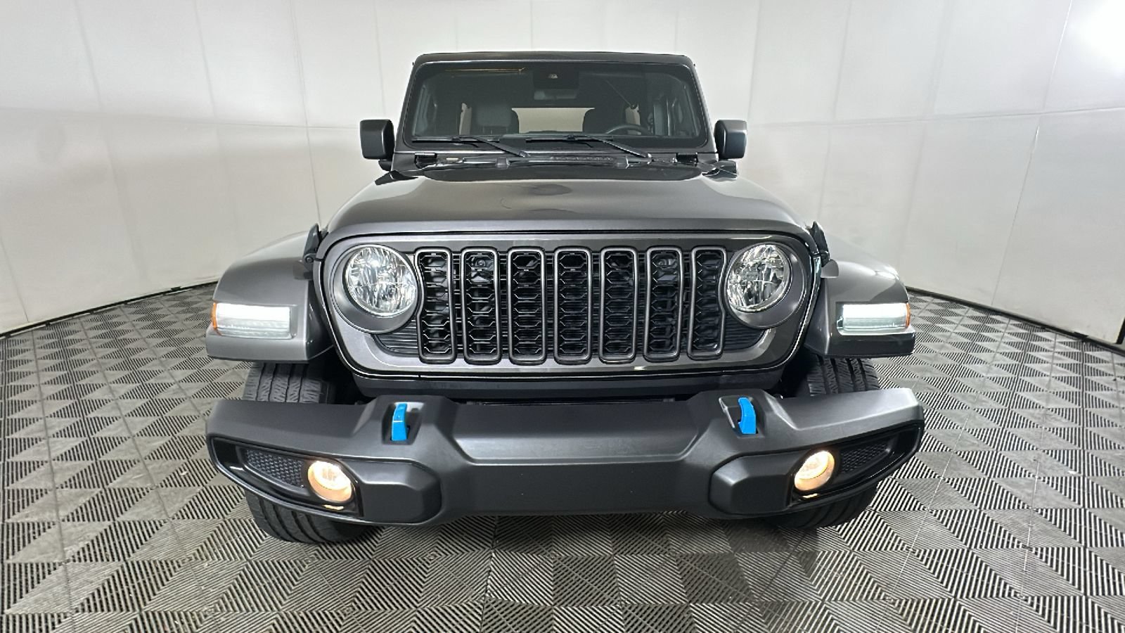 Used 2024 Jeep Wrangler Unlimited w/ Convenience Group AWD/4WD image 10