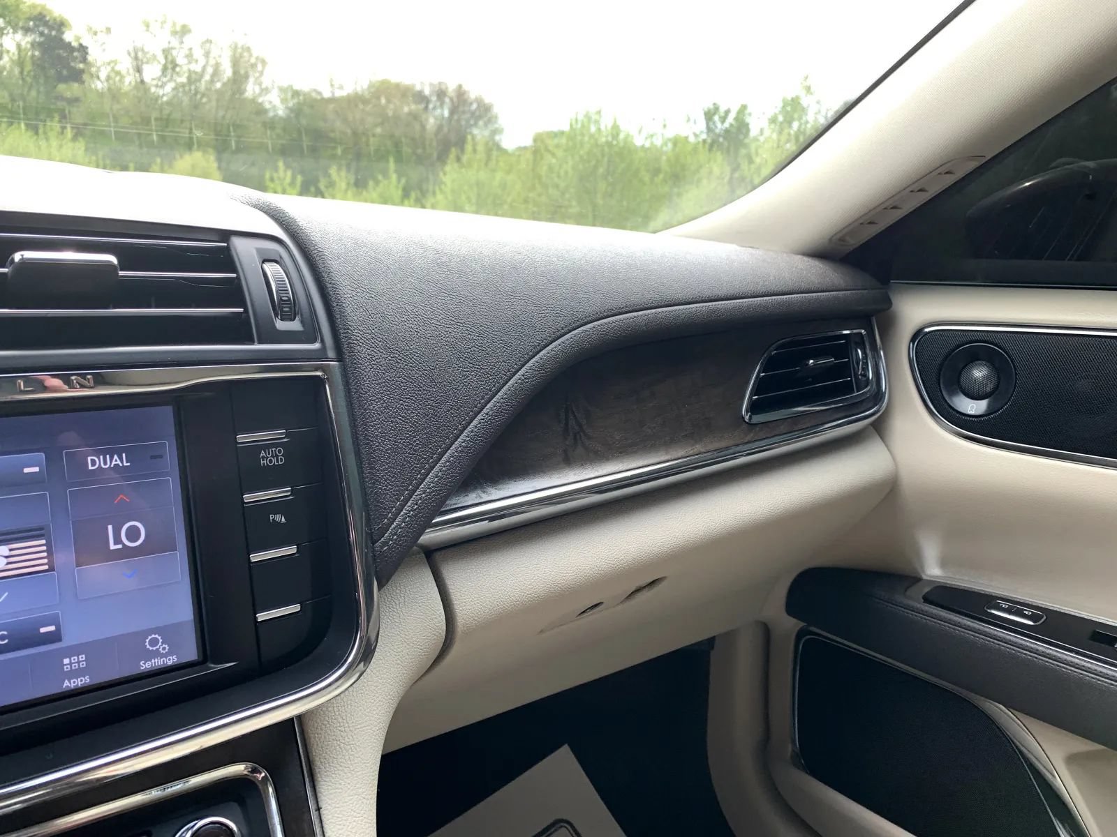 Used 2020 Lincoln Continental w/ Premium Package FWD image 17