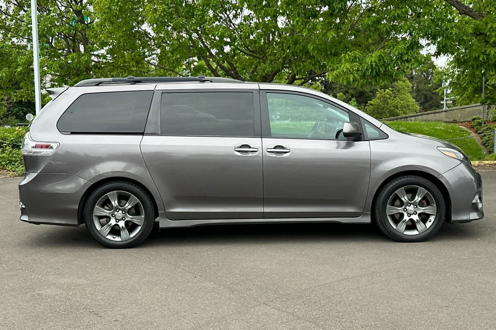 Used 2015 Toyota Sienna SE w/ SE Preferred Package FWD image 8