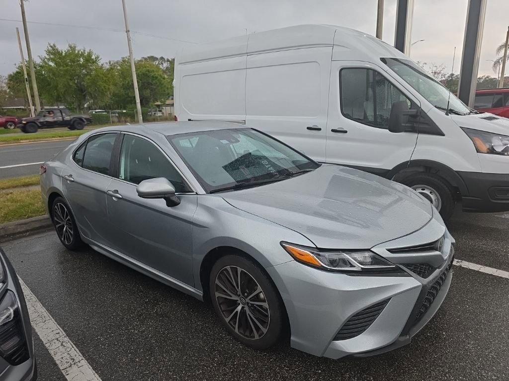 Used 2019 Toyota Camry SE image 1