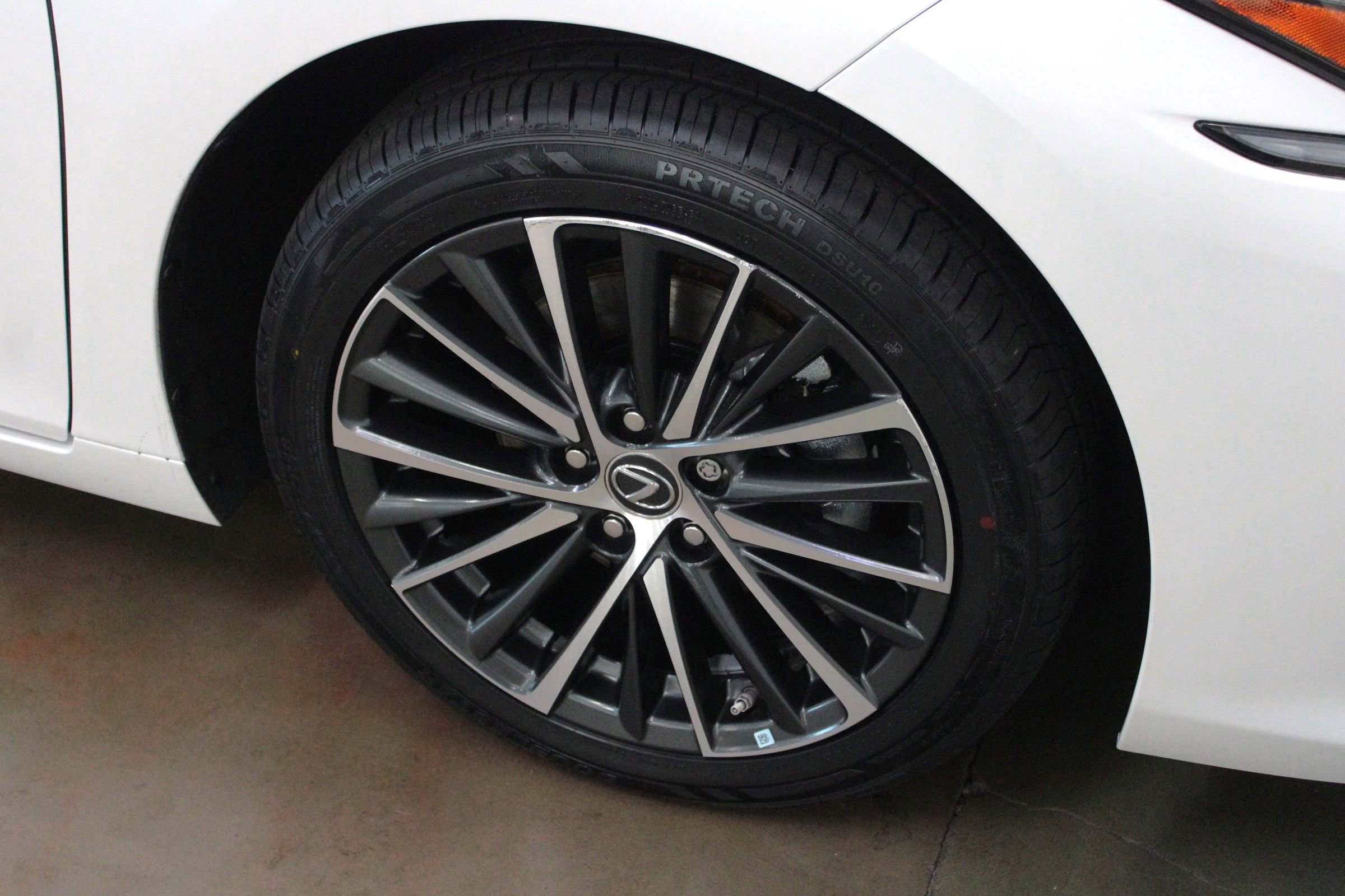 Used 2024 Lexus ES 350 w/ Premium Package image 27