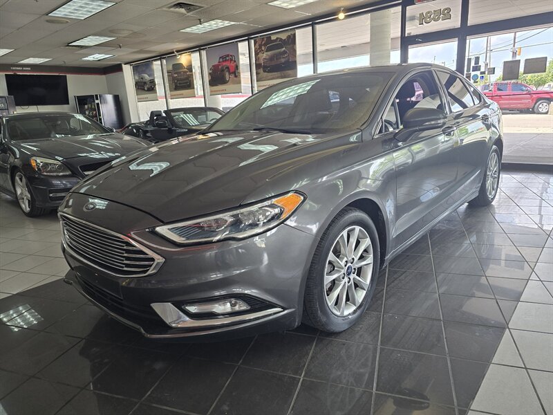 Used 2017 Ford Fusion SE w/ Fusion SE Technology Package FWD image 1