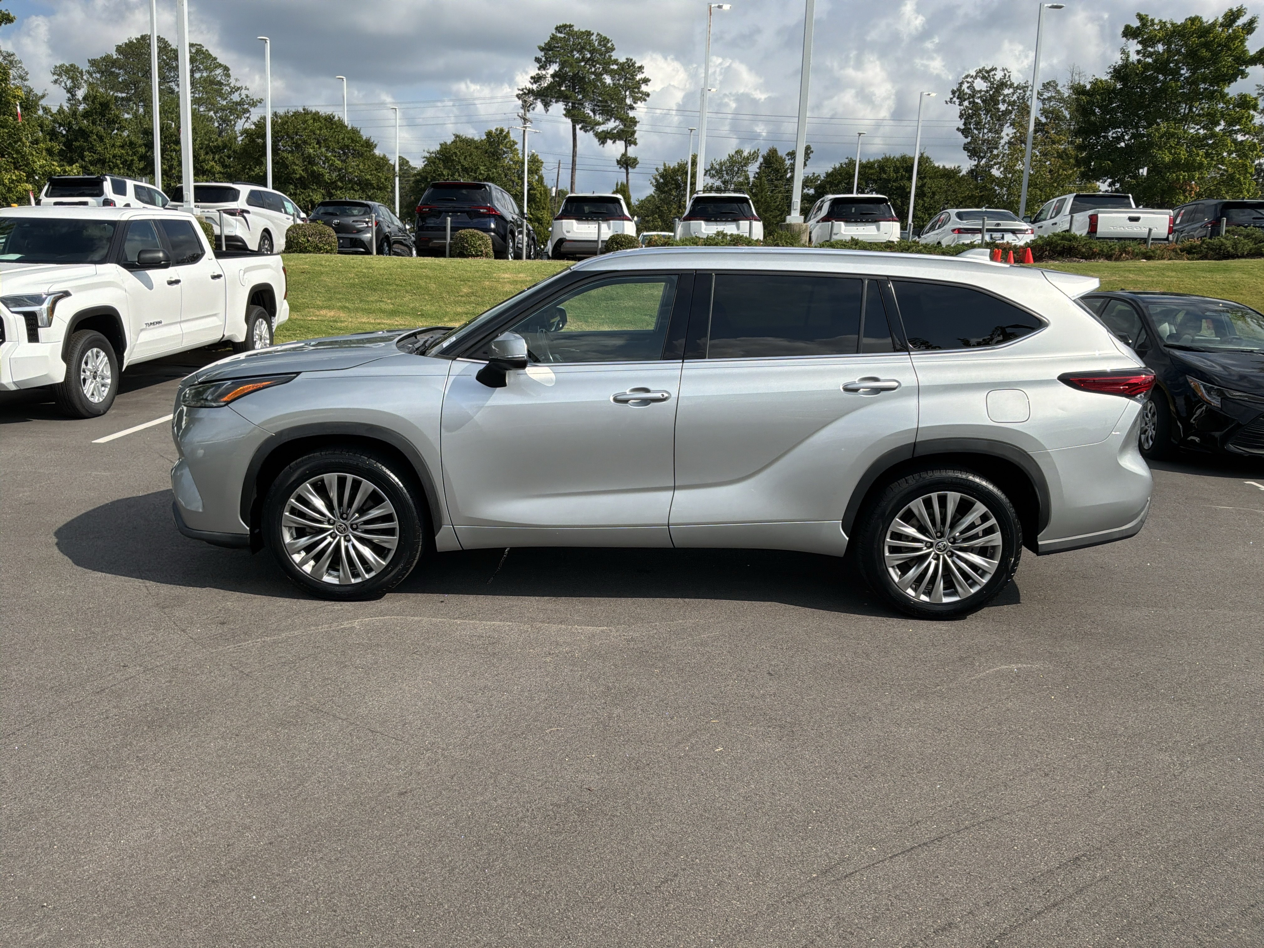 Used 2022 Toyota Highlander Platinum FWD image 7