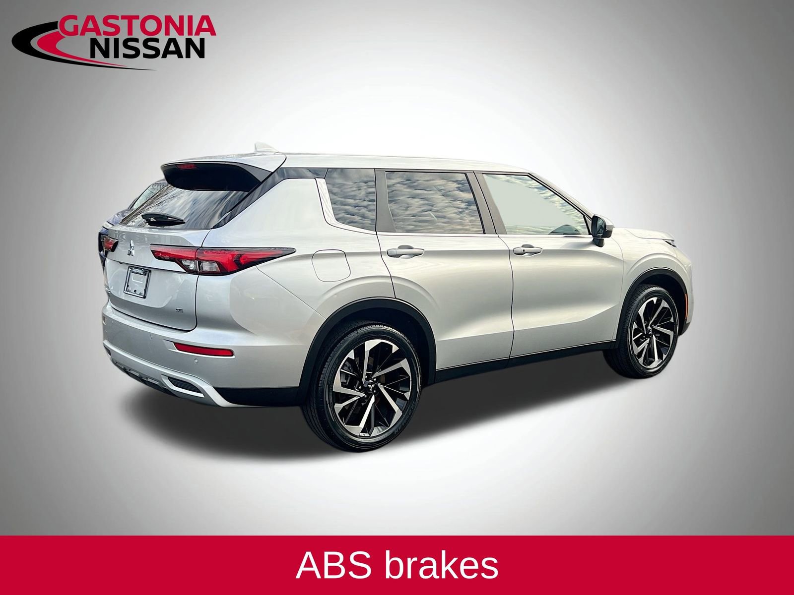 Used 2024 Mitsubishi Outlander SE image 9