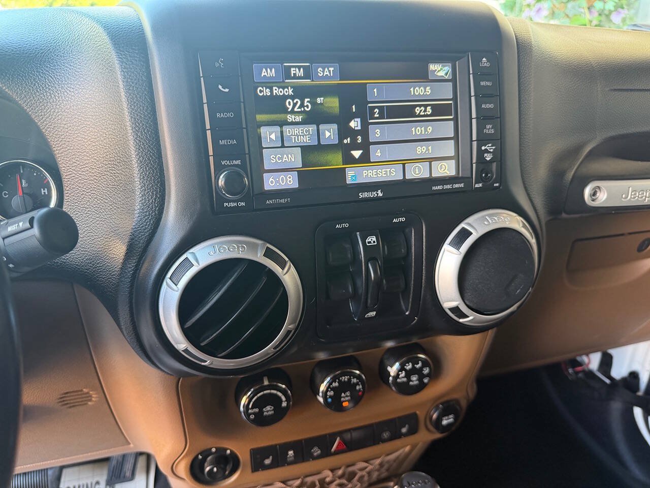 Used 2014 Jeep Wrangler Unlimited Rubicon w/ Connectivity Group AWD/4WD image 23