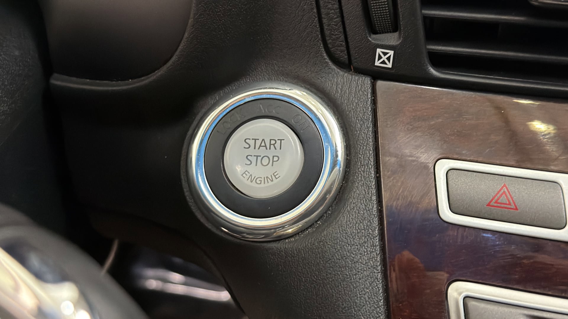 Used 2011 INFINITI M37 w/ Premium Pkg RWD image 24