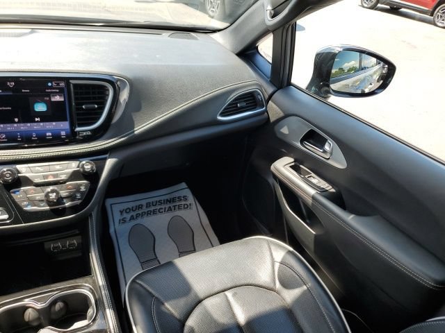 Used 2025 Chrysler Pacifica Limited FWD image 16