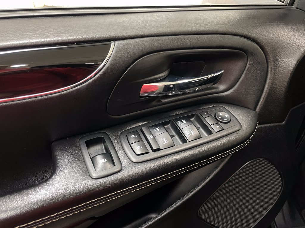 Used 2018 Dodge Grand Caravan SE FWD image 21