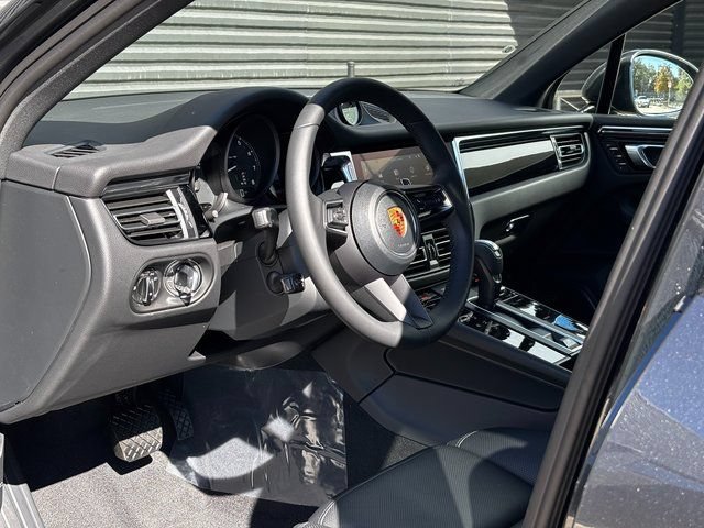 Certified 2026 Porsche Macan AWD/4WD image 4