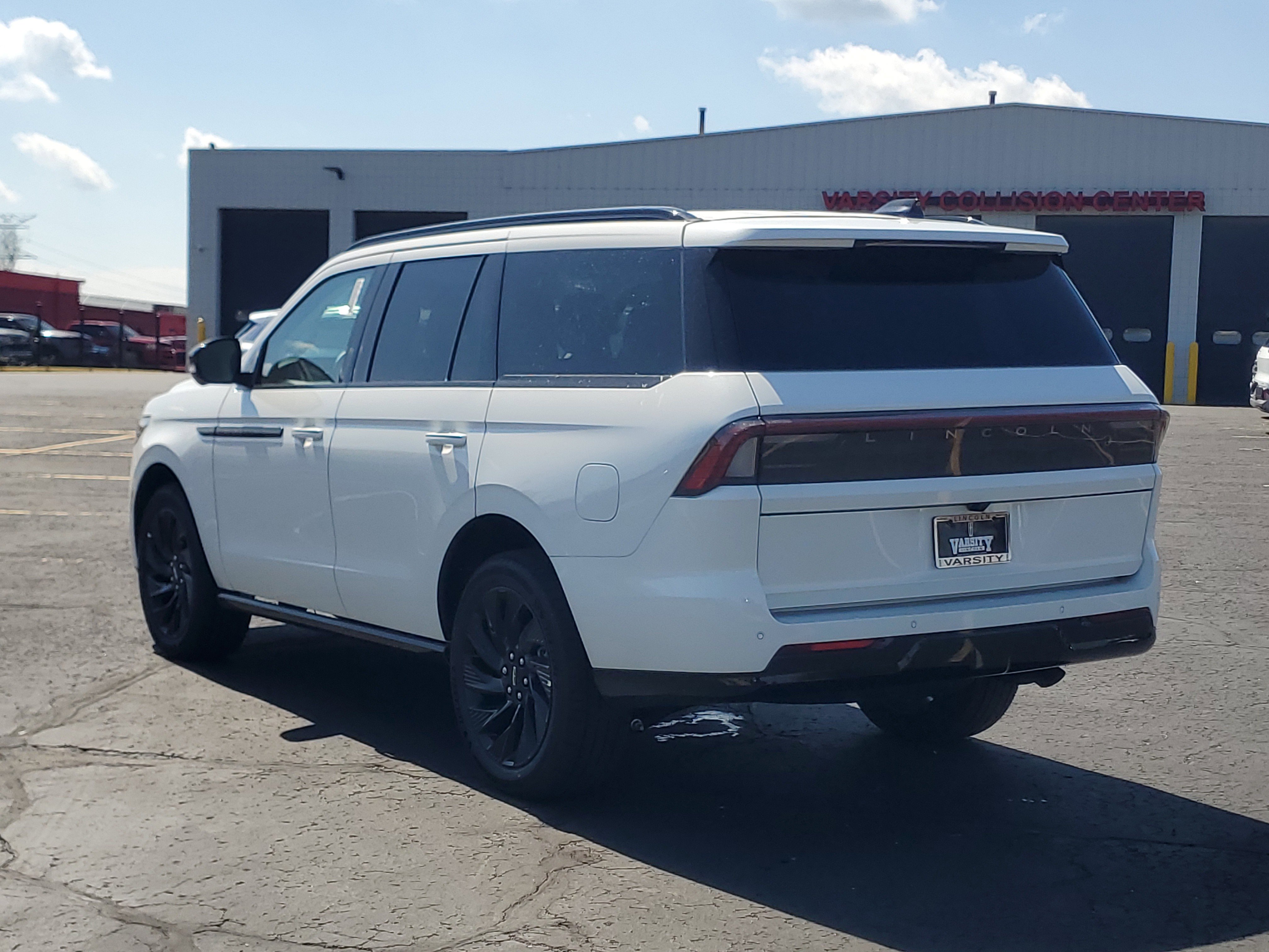 New 2026 Lincoln Navigator Reserve AWD/4WD image 3