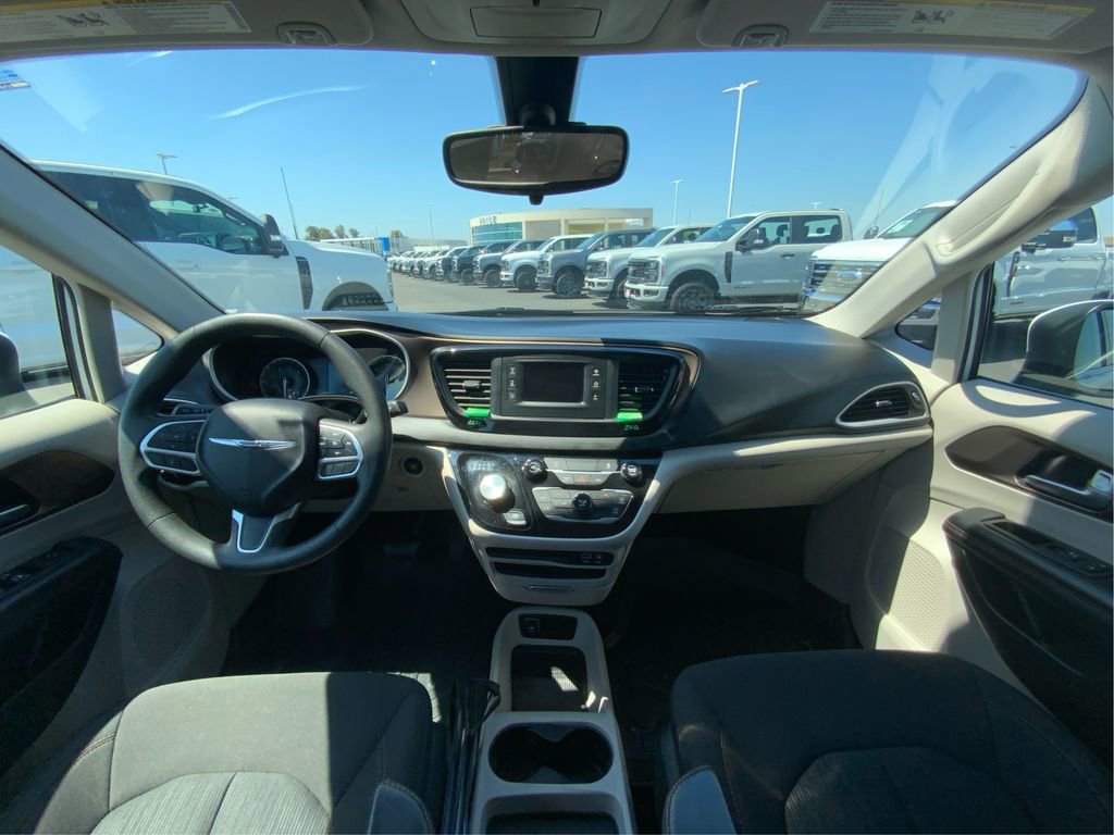Used 2017 Chrysler Pacifica LX FWD image 27
