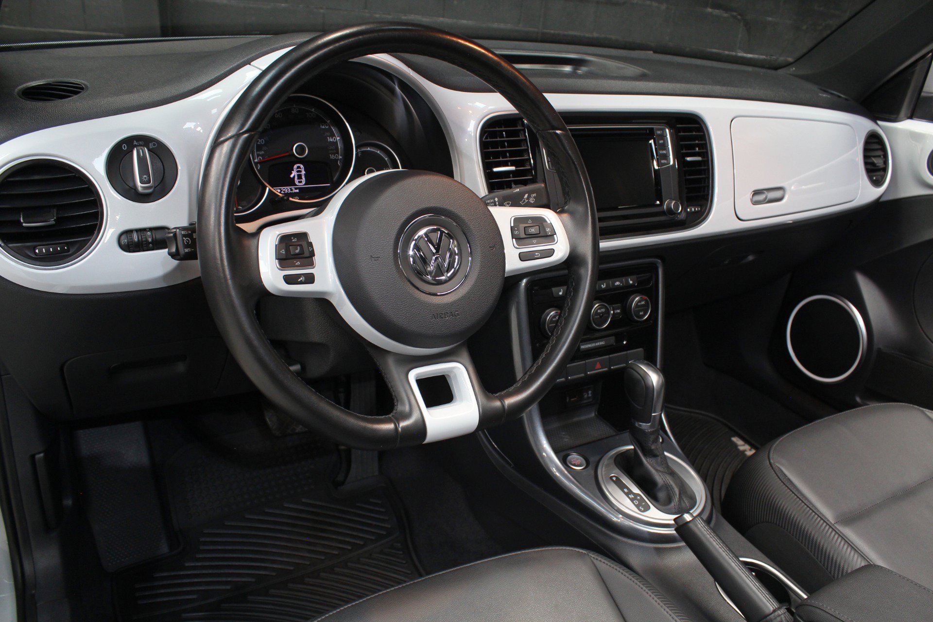 Used 2018 Volkswagen Beetle 2.0T SE FWD image 33