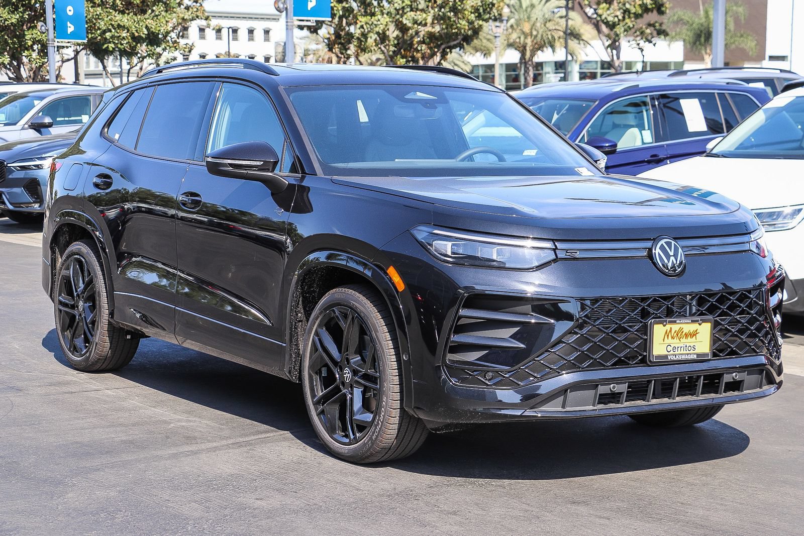 New 2026 Volkswagen Tiguan SE R-Line FWD image 3