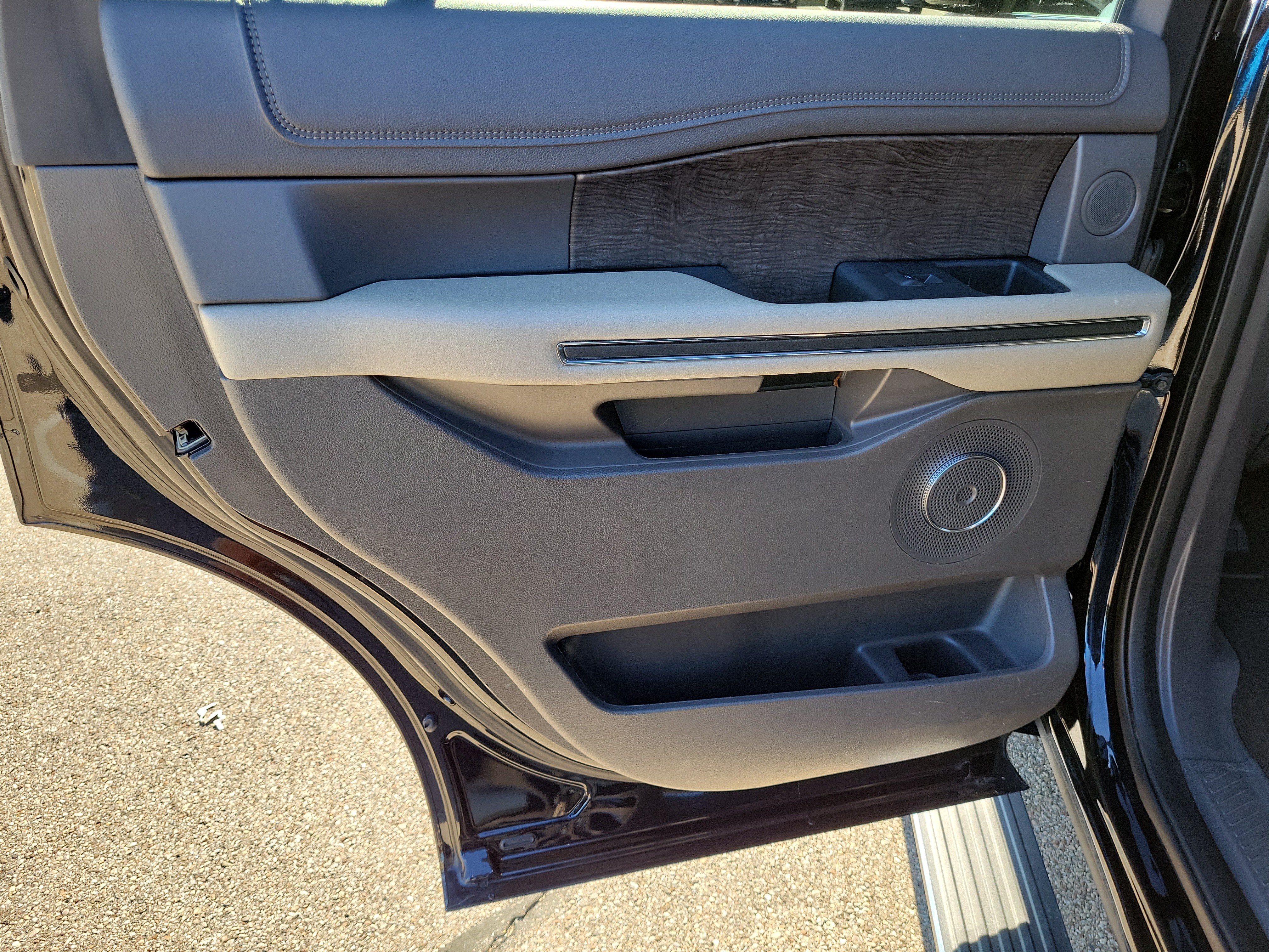 Used 2019 Ford Expedition Limited w/ Equipment Group 301A AWD/4WD image 14
