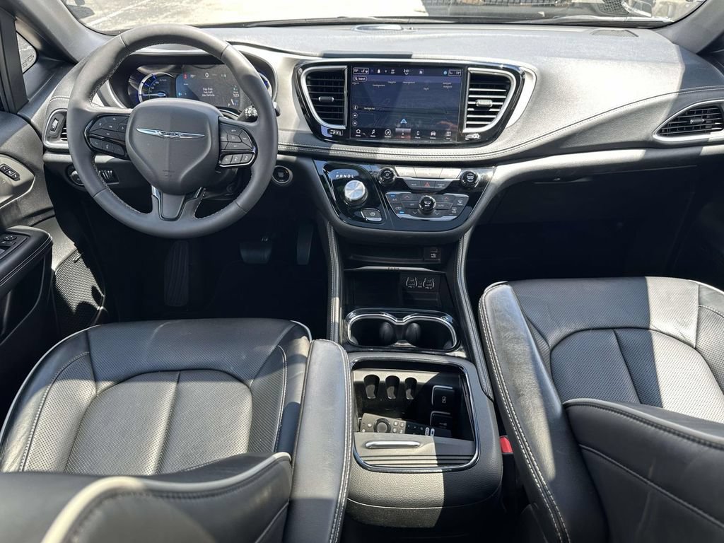 Used 2023 Chrysler Pacifica Limited w/ Uconnect Theater Family Group FWD image 16