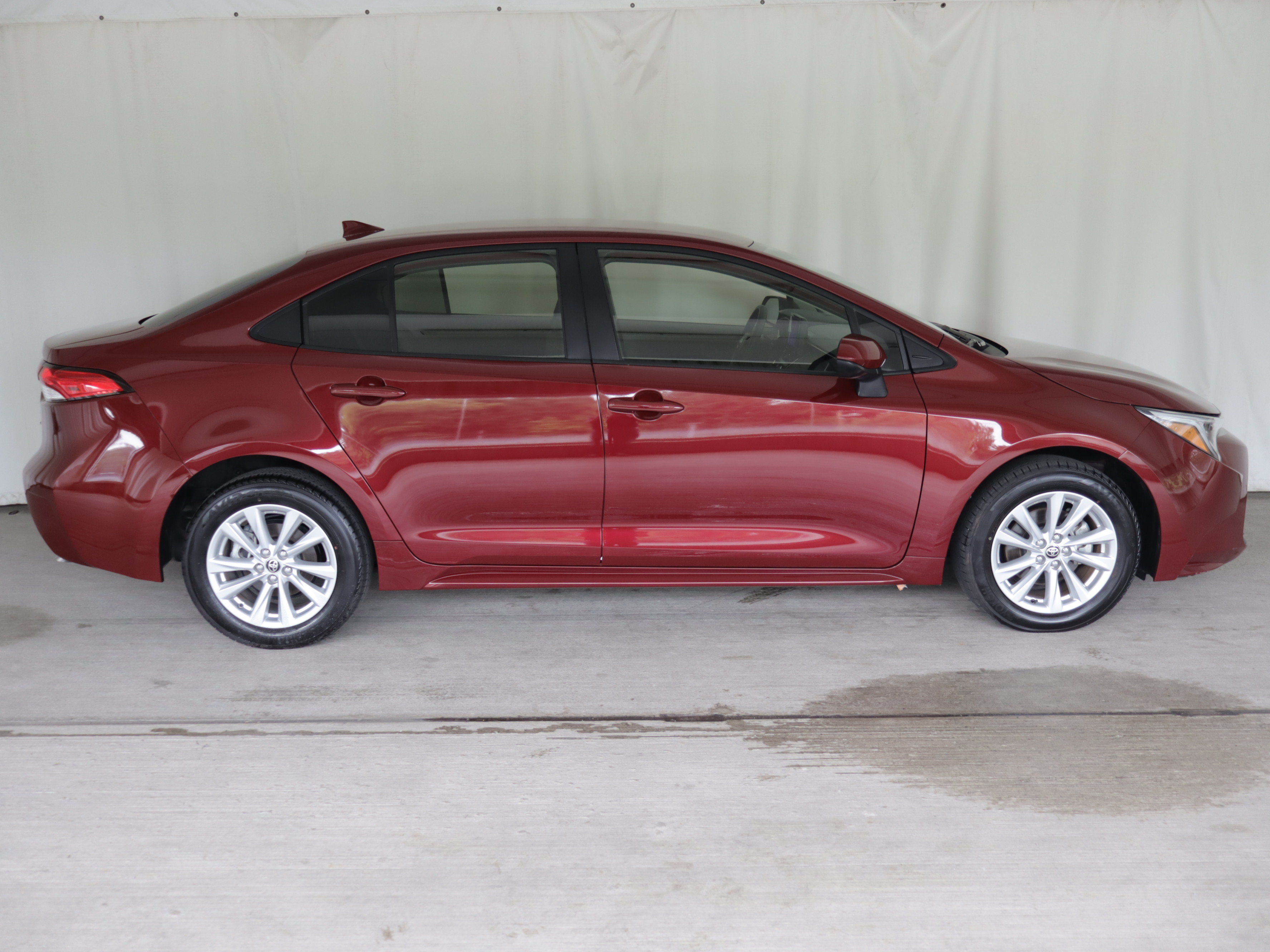 Used 2025 Toyota Corolla LE w/ LE Premium Package FWD image 4