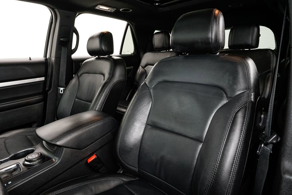 Used 2017 Ford Explorer XLT w/ Equipment Group 202A image 11