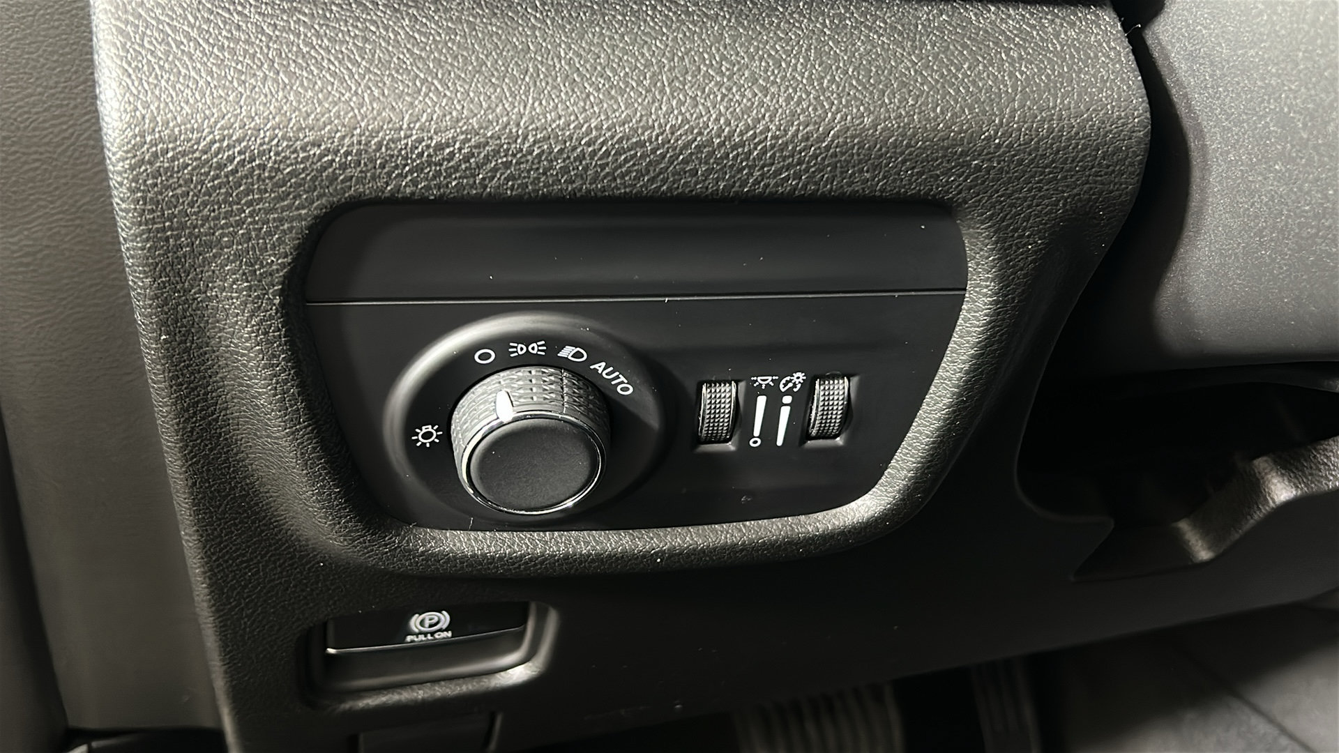 Used 2023 Jeep Grand Cherokee Laredo w/ Luxury Tech Group I AWD/4WD image 24