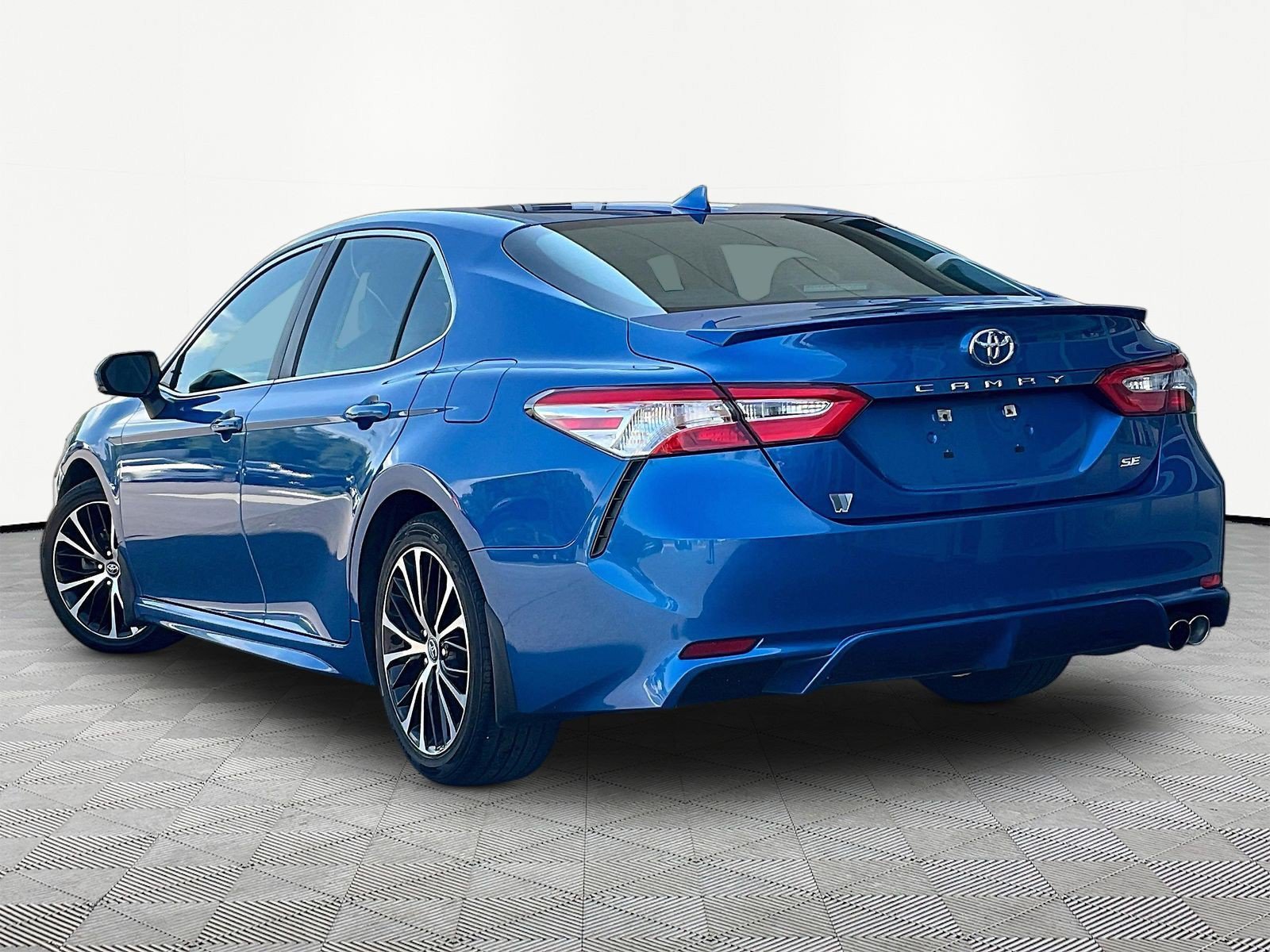 Used 2020 Toyota Camry SE w/ Convenience Package FWD image 4
