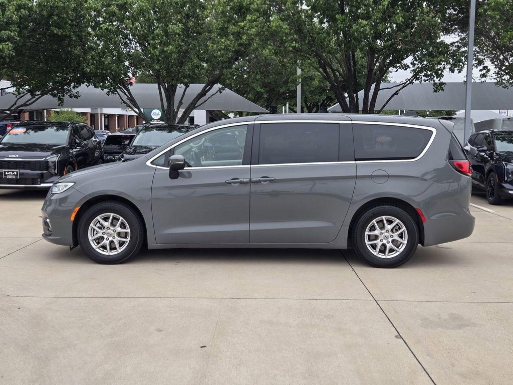 Used 2023 Chrysler Pacifica Touring-L FWD image 12