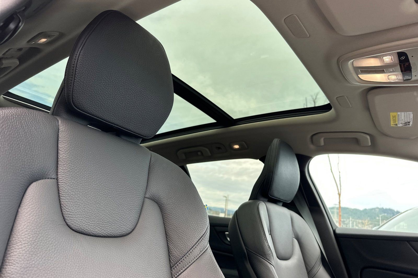 Used 2025 Volvo V60 B5 Cross Country Plus image 17