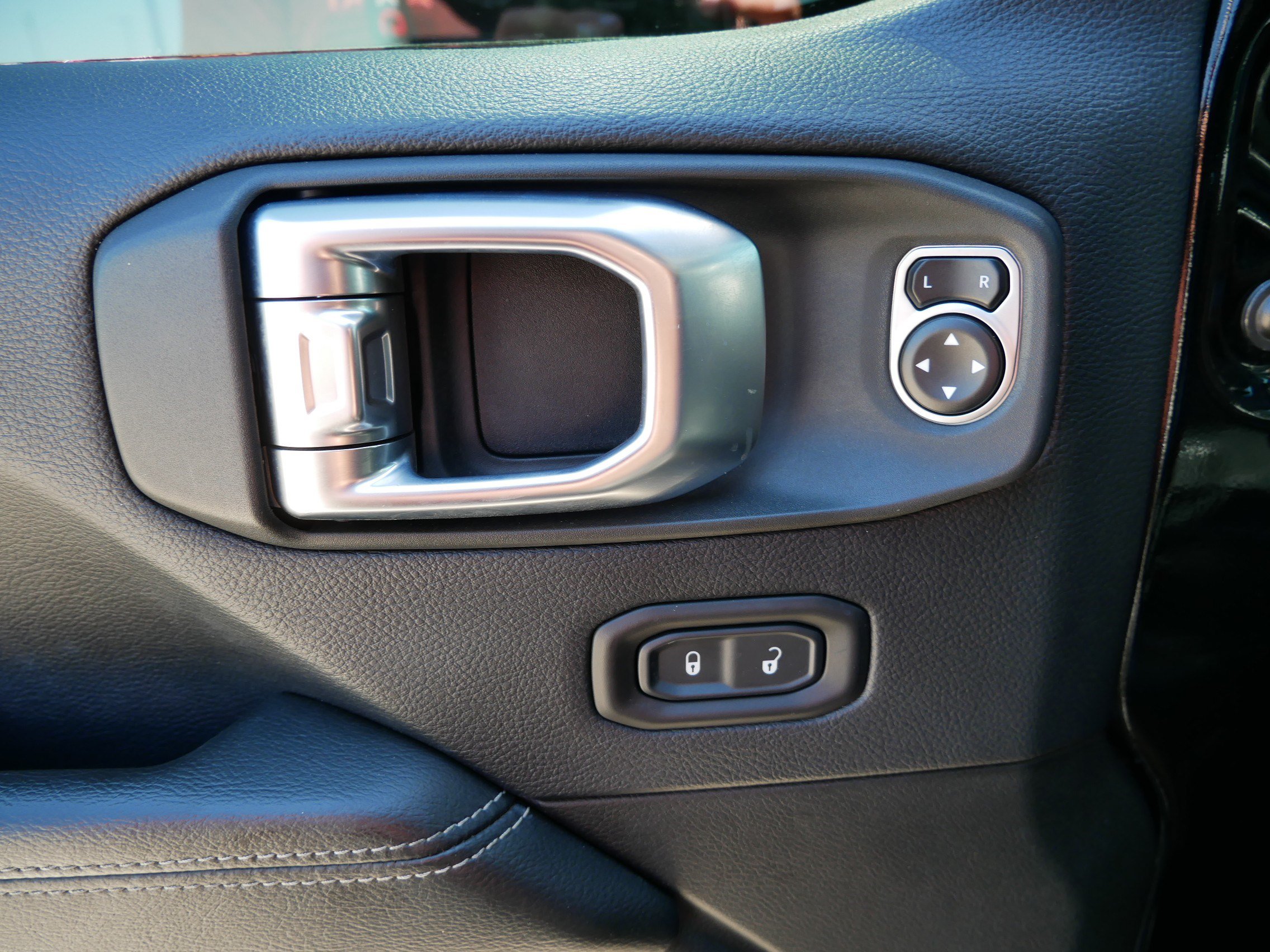 Used 2018 Jeep Wrangler Unlimited Sahara AWD/4WD image 19