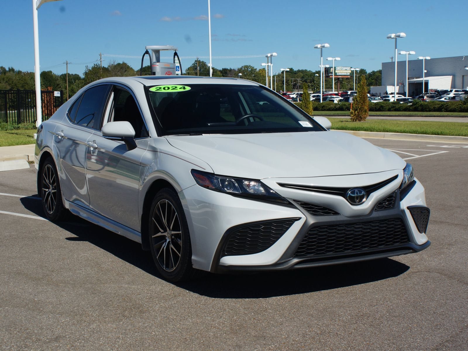 Used 2024 Toyota Camry SE w/ Cold Weather Package FWD image 2