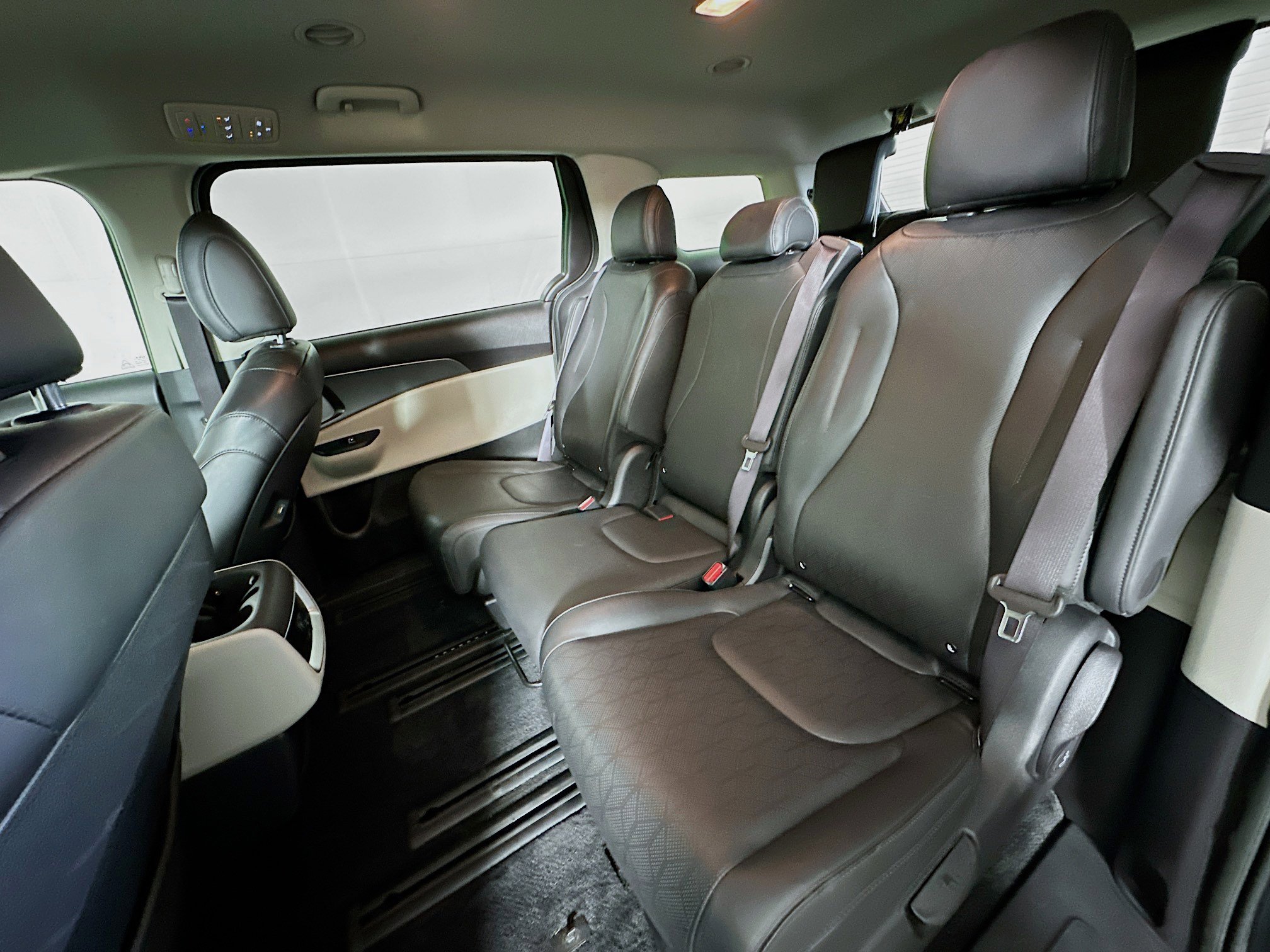 Used 2024 Kia Carnival LX image 26