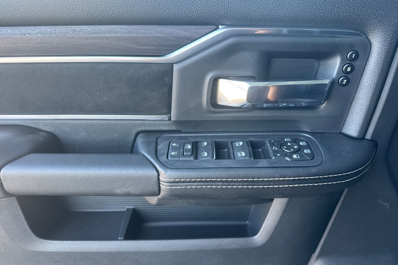 New 2026 RAM 3500 Laramie AWD/4WD image 10