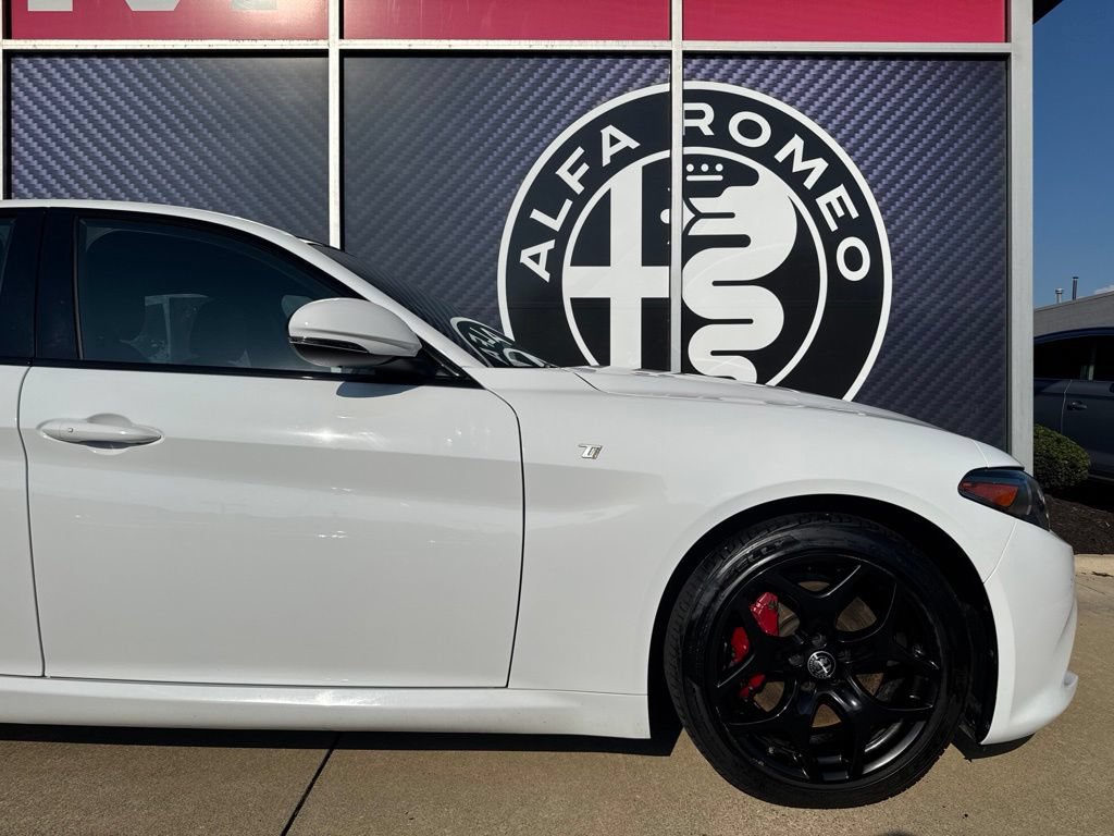 Used 2022 Alfa Romeo Giulia Ti AWD/4WD image 3