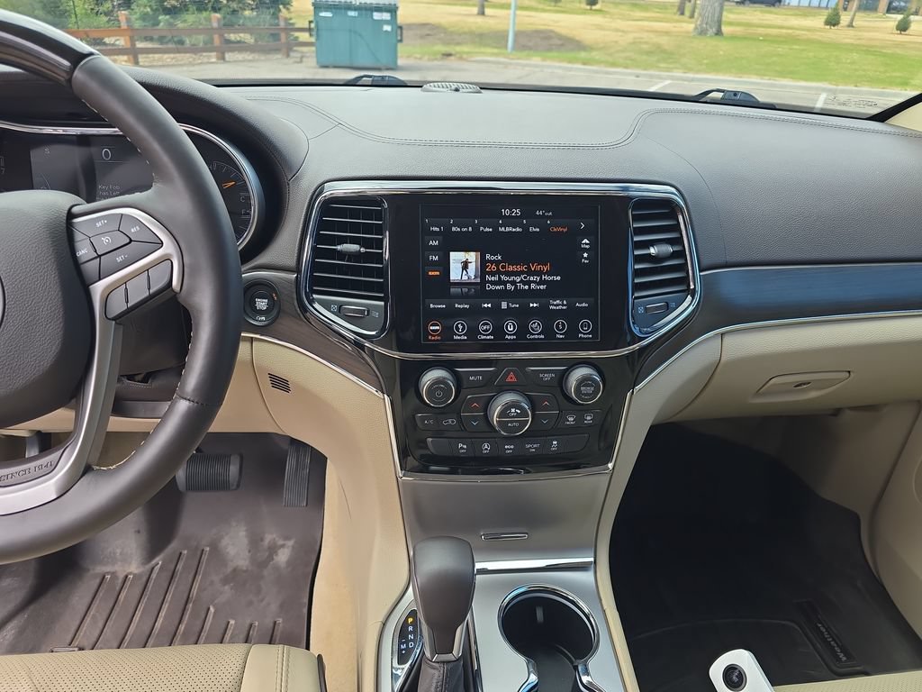 Used 2019 Jeep Grand Cherokee Overland AWD/4WD image 19