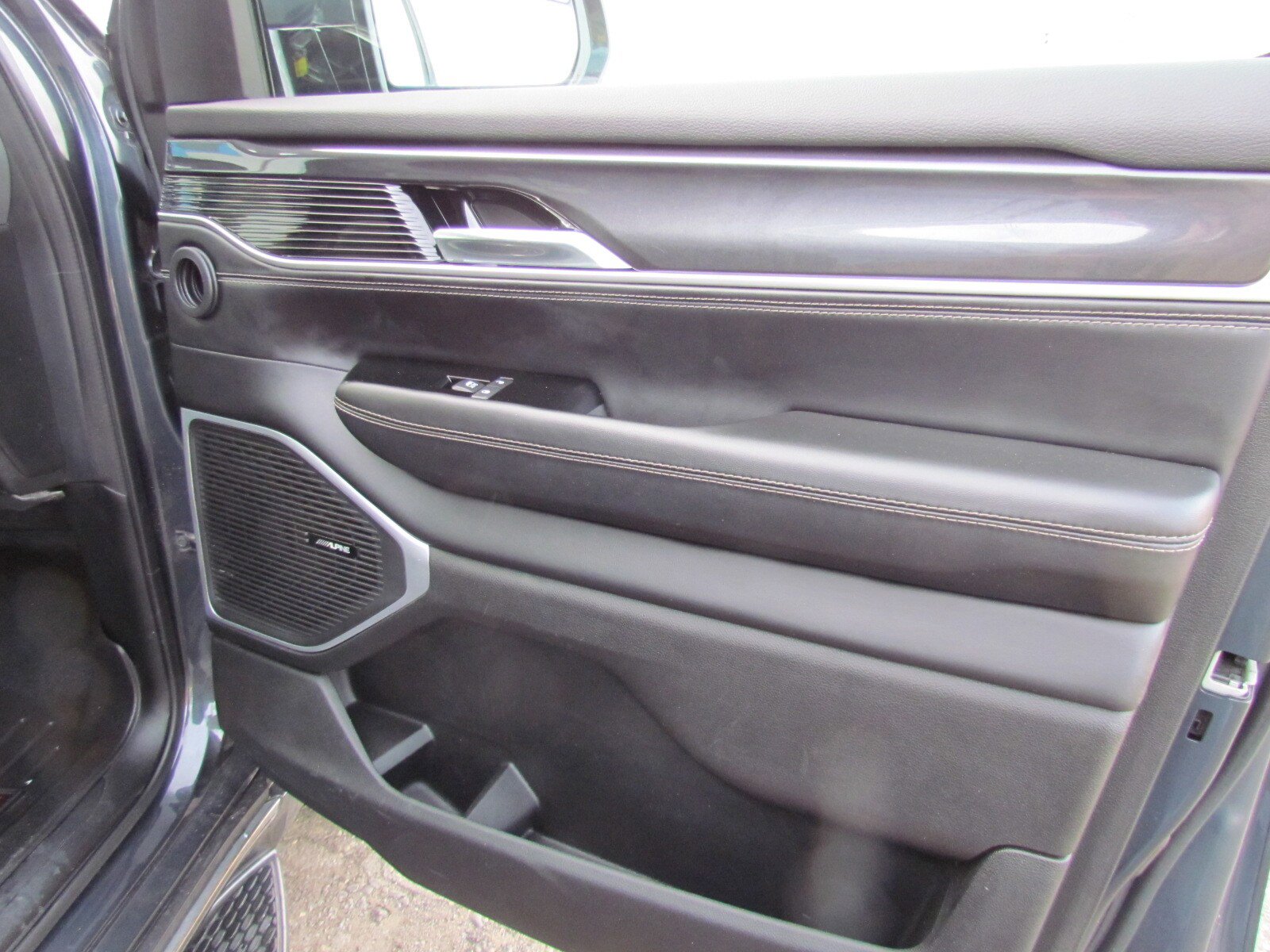 Used 2022 Jeep Wagoneer Series I AWD/4WD image 29