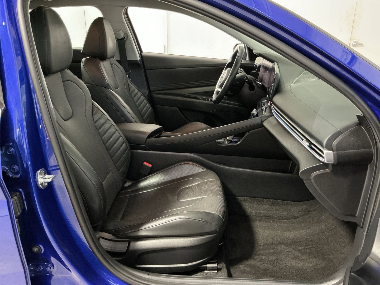 Used 2023 Hyundai Elantra Limited image 34