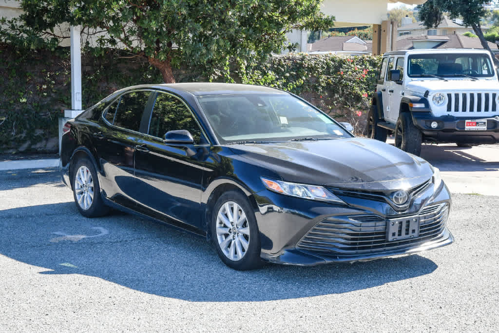Used 2019 Toyota Camry LE FWD image 3